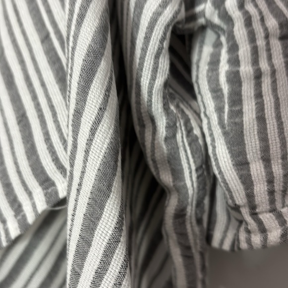 Windsor brand tie front top. Size Small - Picture 2 of 3